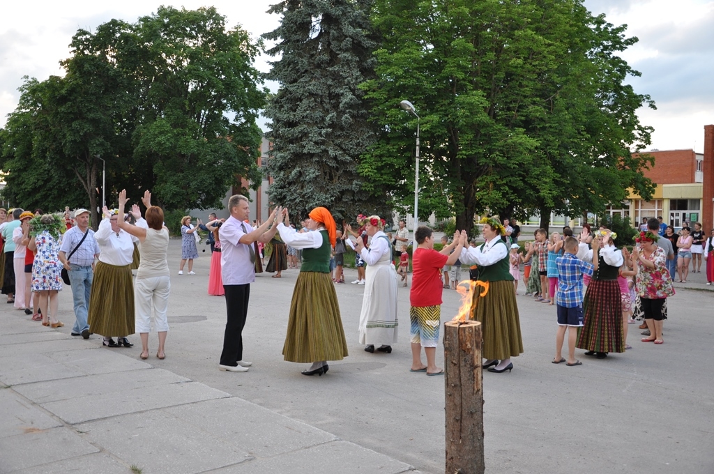 Pēc uguns iedegšanas klātesošie, veidojot apli, iesaistījās rotaļā.
Autors: Žanna Zālīte