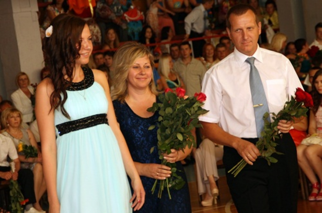 Krista Skrējāne - Bauskas Valsts ģimnāzijas 2013. gada absolvente ar augstāko vidējo atzīmi - kopā ar vecākiem. 
Autors: Uldis Varnevičs