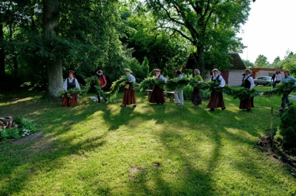 Zāļu viju ugunskuram aptin divās kārtās, rituāla beigās to atdod ugunij.
Autors: no 