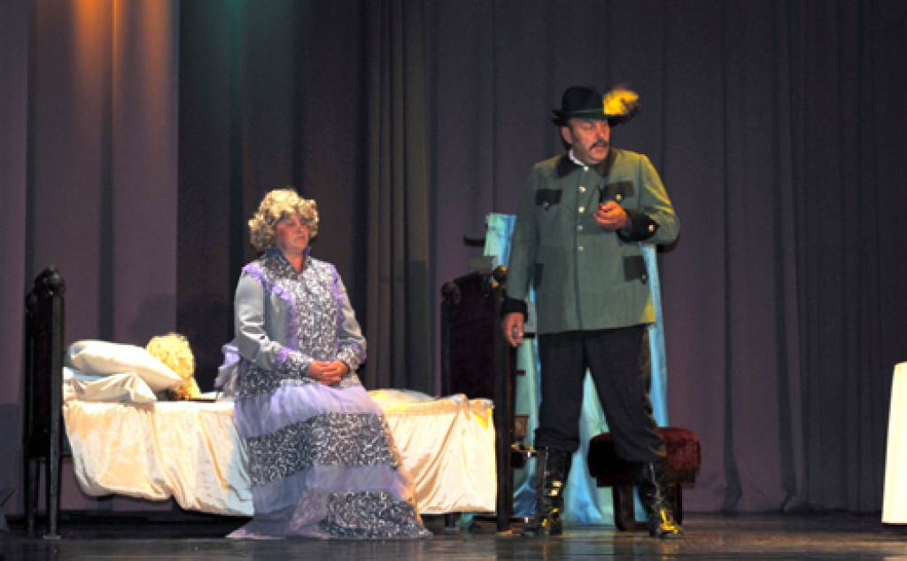 Bauskas novada Īslīces amatierteātris «Dadži» 22. jūnija vakarā divkāršos svētkos – ielīgošanā un Bauskas novada svētku sākuma ieskandināšanā – izrādīja pirmizrādi, V. Skudrules lugu «Skaisti dzied'i lakstīgala».
Fotogalerijā – ieskats...