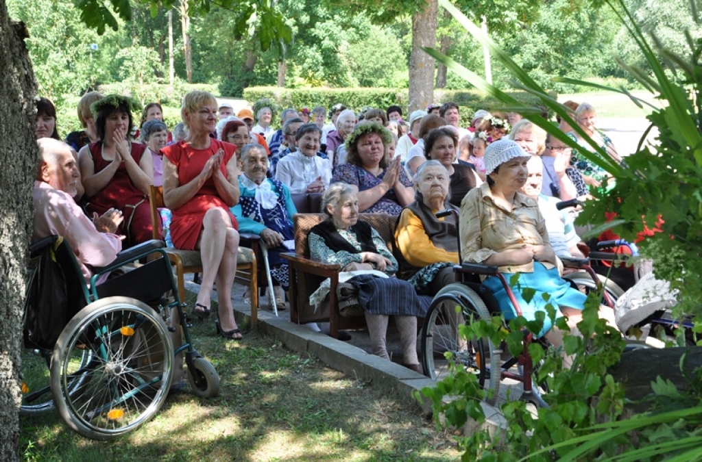 Veco ļaužu un invalīdu pansionātā «Atvasara» Vecumniekos 21. jūnijā tika svinēti gan vasaras saulgrieži, gan aprūpes iestādes vadītājas Zaigas Švāģeres dzimšanas diena.