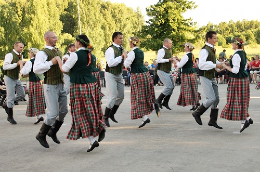 Vecumnieku novada Vallē ielīgošanas sarīkojumā ļaudis pulcējās19. jūnija vakarā, kad vietējos priecēja Vecumnieku novada amatierkopas. Dejošana, dziedāšana un spēlēšana noritēja uz laukuma pie Valles vidusskolas. Skatītāji, krēslos...
Autors: Uldis Varnevičs