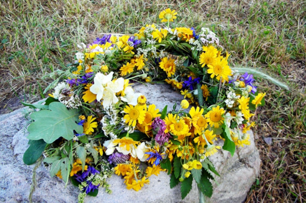 «Viss pārāk ātri zied...» (D. Gasūna).