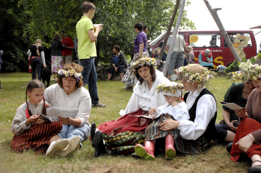 Floriste Iveta Cera (no labās) jau piekto gadu apmāca līgotājus vainagu pīšanas mākslā.