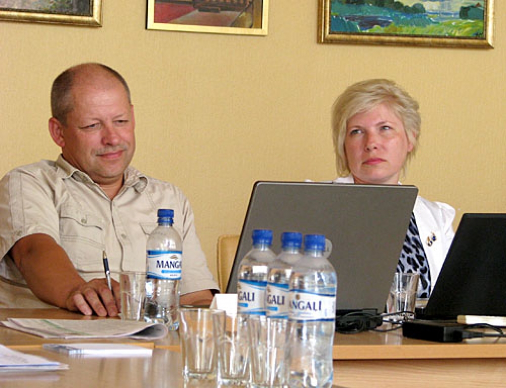 No Latvijas Atdzimšanas un Reformu partijas apvienotā saraksta ievēlētie deputāti Aleksandrs Novickis un Aija Spriņķe balsojumā par pārmaiņām iepirkumu komisijas sastāvā atturējās. 
Autors: Vilnis Auzāns