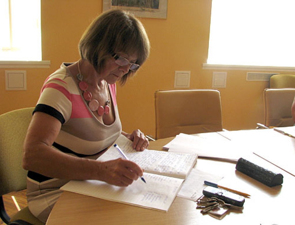 Bauskas novada domes pirmo ārkārtas sēdi, kā ierasts, protokolē sekretāre-lietvede Mārīte Dābola. 
Autors: Vilnis Auzāns