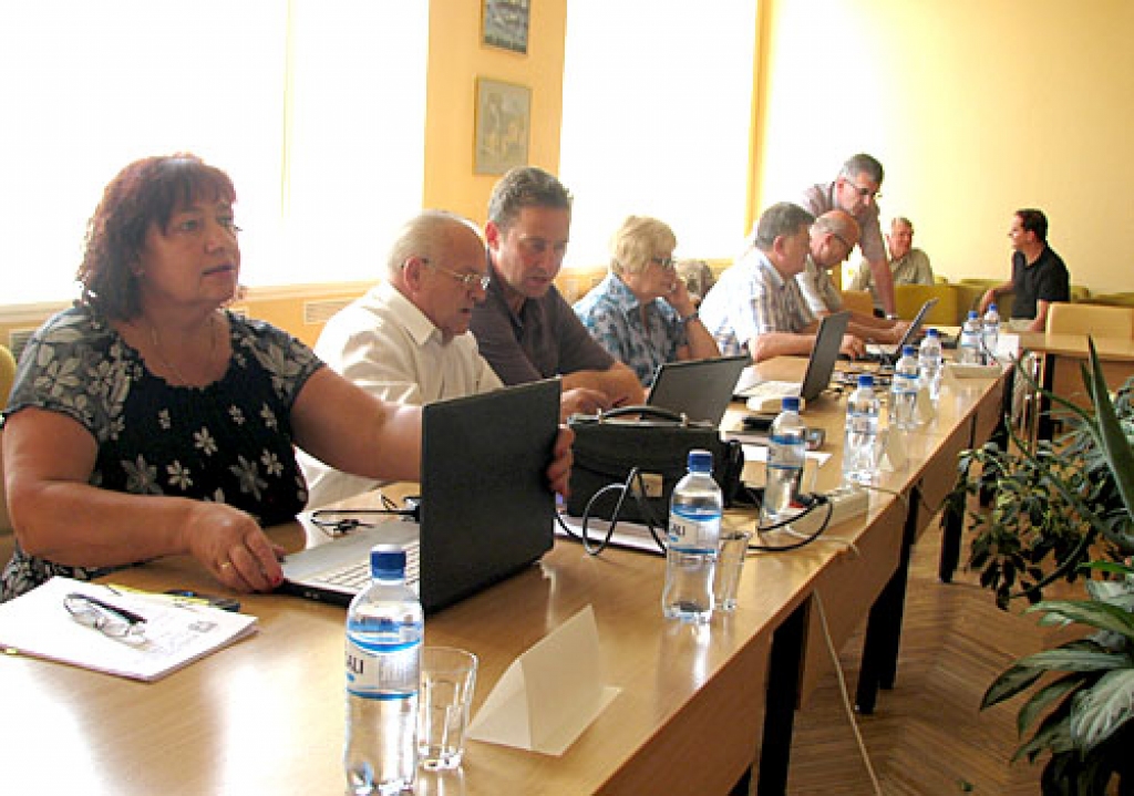 Deputāte Rudīte Čakāne (no kreisās) izteica priekšlikumu novada administratīvajā komisijā iekļaut kādu izglītības darbinieku, jo likumpārkāpēju vidū netrūkst skolēnu. Viņa komisijas locekļa amatam ieteica Bauskas pilsētas pamatskolas direktoru deputātu Jāni Rumbu, kurš nekavējoties atsauca savu kandidatūru.
Autors: Vilnis Auzāns