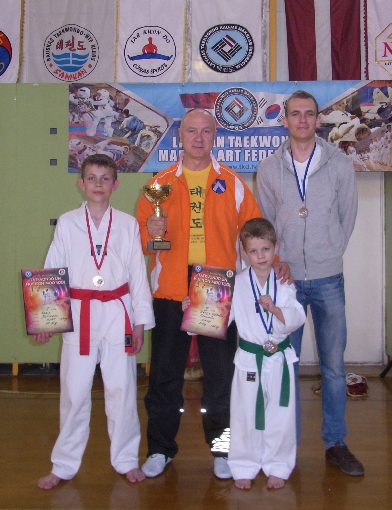 Treneris Sergejs Kirtovskis (otrais no kreisās) kopā ar Vari Jātnieku (no kreisās), Deniju Vilhelmu Kraukli un Artjomu Čabaņenko. 
Autors: No albuma.