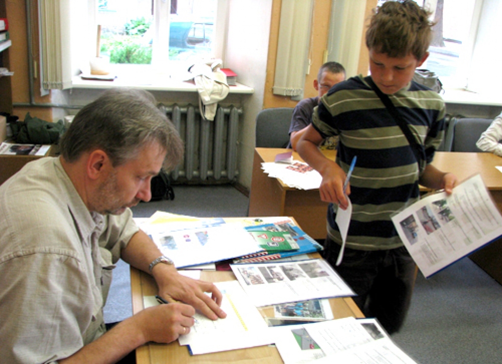 CSDD Bauskas nodaļas vadītājs Ingurs Kugrēns pārbauda eksāmenu veidlapas. Lai iegūtu riteņbraucēja tiesības, pareizi jāatbild uz astoņiem jautājumiem no desmit. 
Autors: Vilnis Auzāns