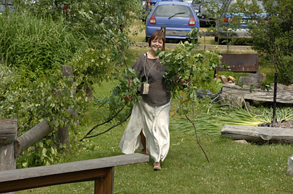 Krāšņā, izdomas bagātā un daudzveidīgā virtenē Līgo svētki izskanējuši Rundāles novadā ar sarīkojumiem visos šejienes pagastos. Pilsrundālē pie viesu nama «Baltā māja» svinēšana, izklaides un emocionāli intelektuāla bagātināšanās...
Autors: Ivars Bogdanovs