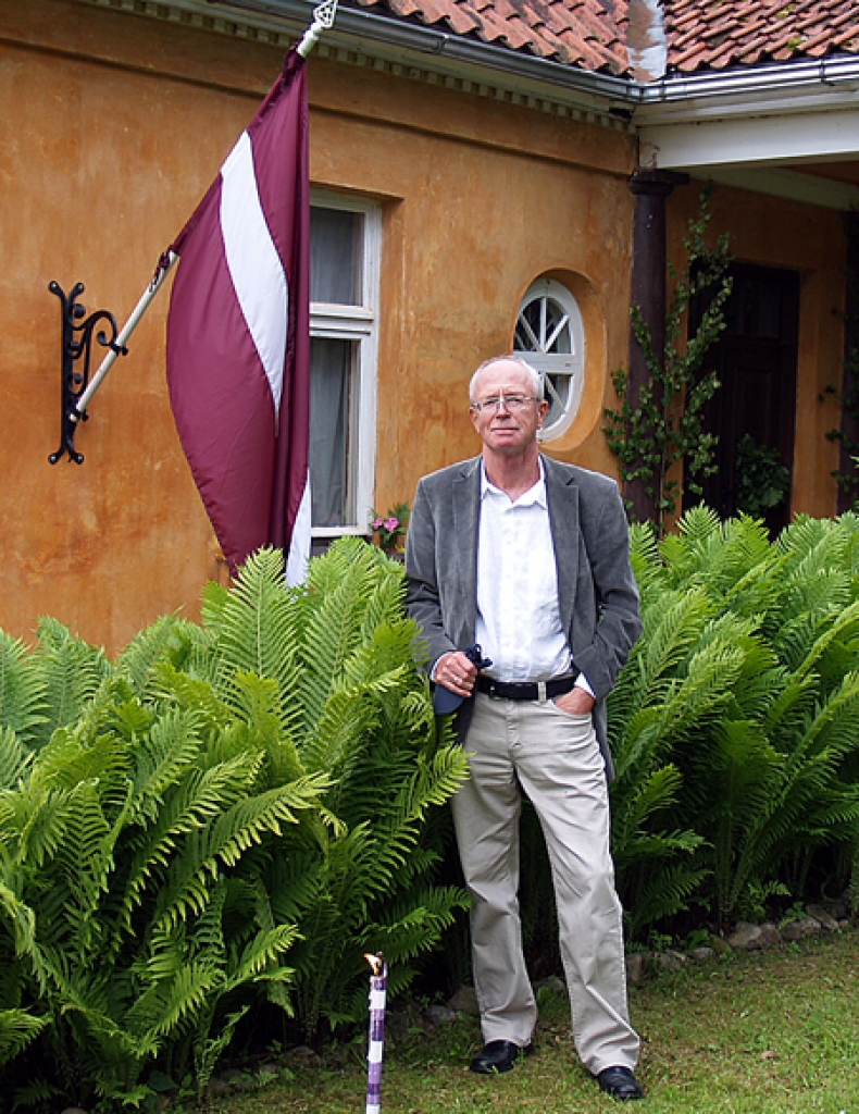 Maksims Strunskis, latviešu izcel- smes ārsts no Vācijas, pie paša dā- vātā un uzvilktā E. Virzas dzimtas māju karoga pērn 15. jūnijā. 