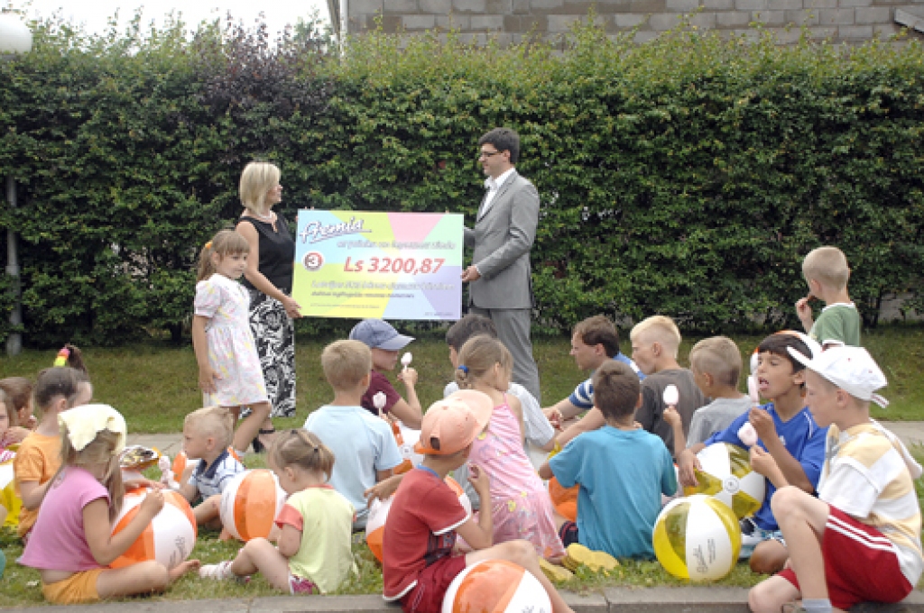 Ilzei Palejai simbolisko čeku pasniedz Andis Kļaviņš.