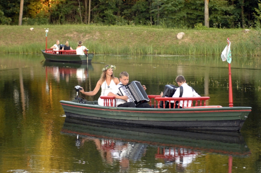 Līgo laiva uz ūdeņa – muzicē Bauskas mūzikas skolas akordeonisti. 