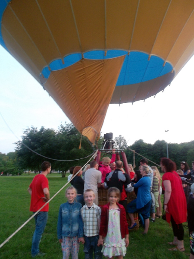 Dzimtmisas skolēni Sanija Stūrmane, Maikls Skrastiņš un Mārīte Dzene konkursa noslēguma sarīkojumā. 
