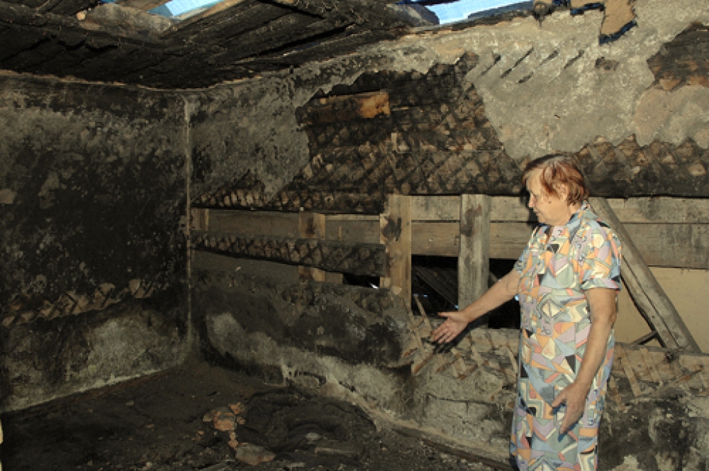 Raisa Fjodorova rāda «Jaunliepiņu» izdegušo dzīvokli.