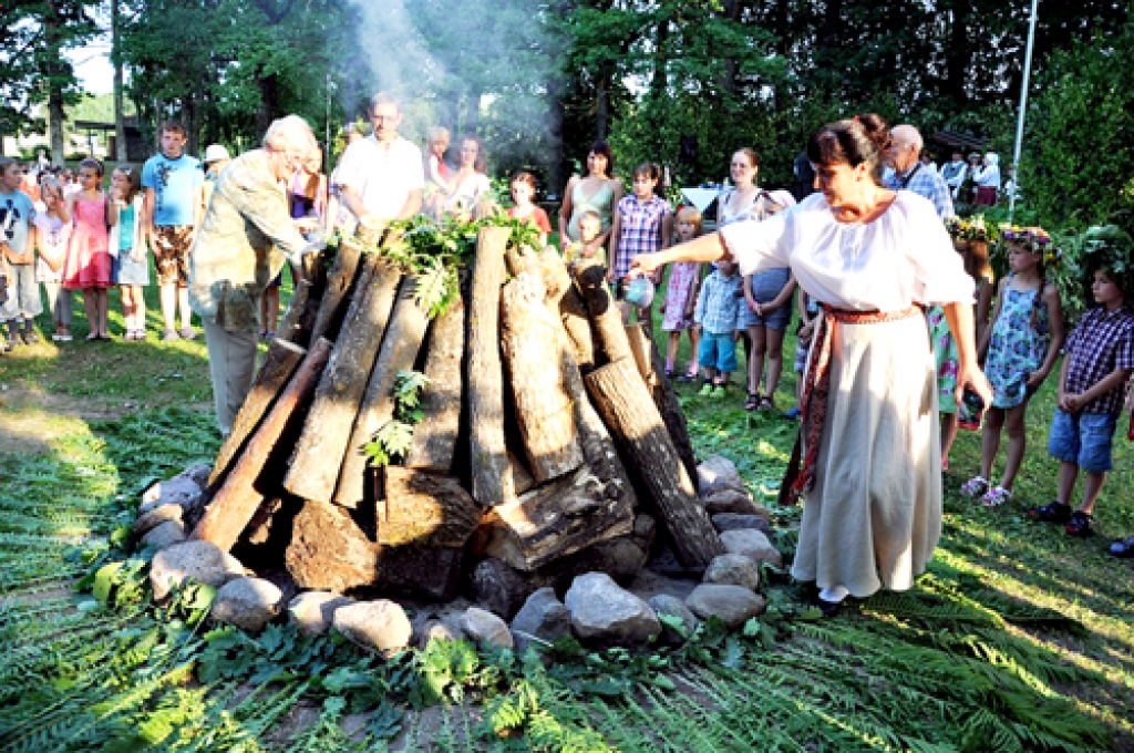 Ērika Našeniece (no kreisās), Bārbeles pagasta pārvaldes vadītāja, ugunij ziedo sieru, bet tautas nama vadītāja Tatjana Kadiķe – alu.