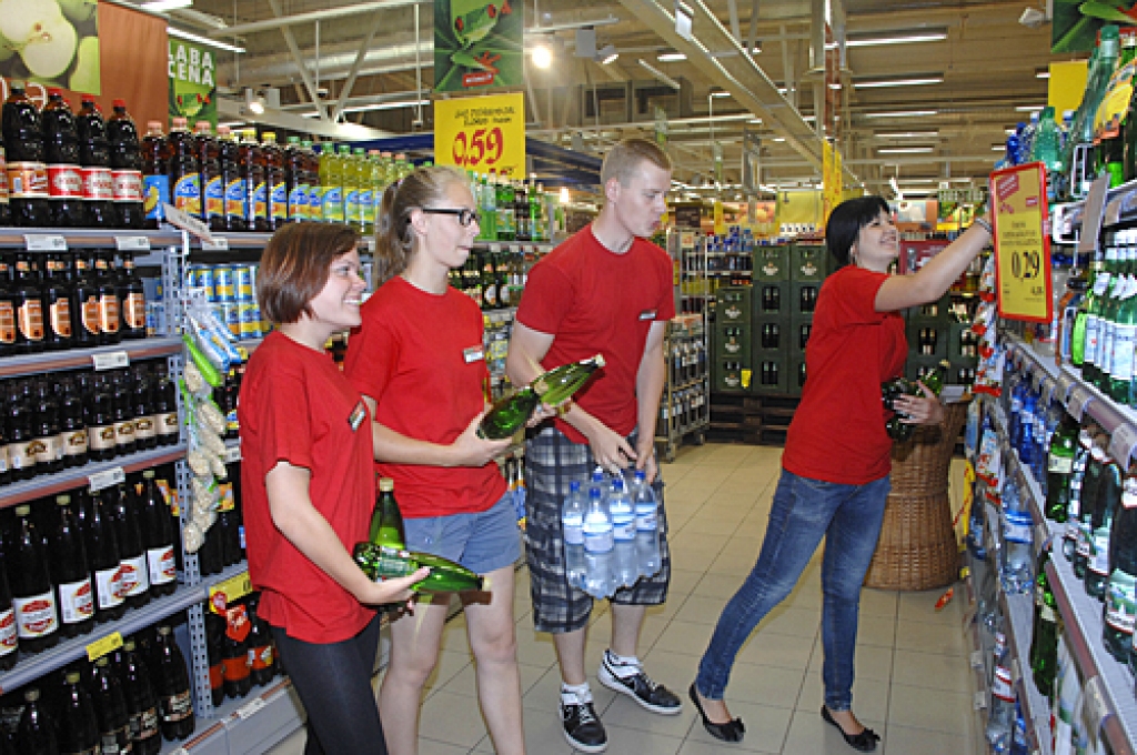 Bauskas novada jaunieši Egija Ignatova, Nikola Kalniņa, Lauris Ziemelis un Late Stafecka šovasar vienu mēnesi strādā lielveikalā «Rimi».
Autors: Ivars Bogdanovs