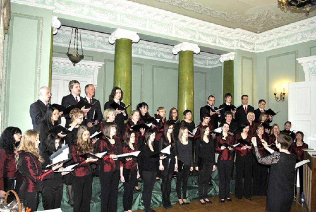 Dzied jauktais koris «Mežotne» diriģentes Mārītes Jonkus vadībā.
Autors: no «Bauskas Dzīves» arhīva