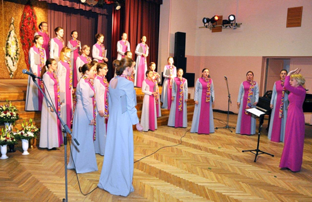 Koris «Via Stella» dzied novada 18. novembra svētku sarīkojumā Vecumnieku tautas namā. Koru karos sestdien gan viņām bija citi kostīmi – pirmo reizi uzvilkti pilnīgi jauni tautastērpi.
Autors: Žanna Zālīte