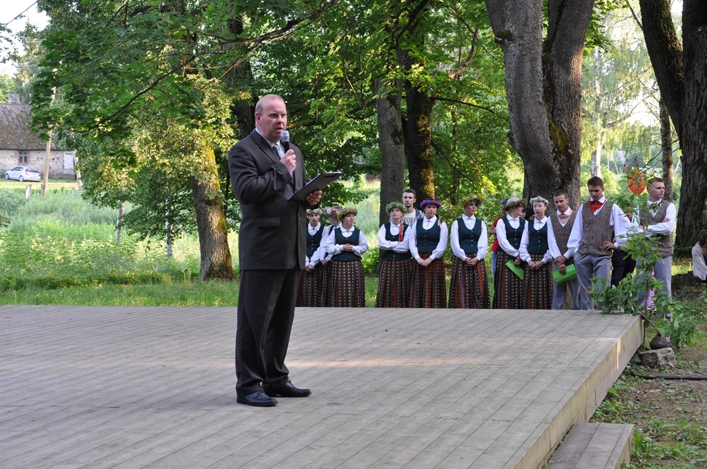 Vecumnieku novada Kurmenes pagastā izskanējuši gada gaidītākie svētki – Pēterdiena. 29. jūnijā dievkalpojumu baznīcā, koncertu brīvdabas estrādē un zaļumballi apmeklēja gan kurmenieši, gan ciemiņi no tuvākām un tālākām vietām. Un viņu bija...