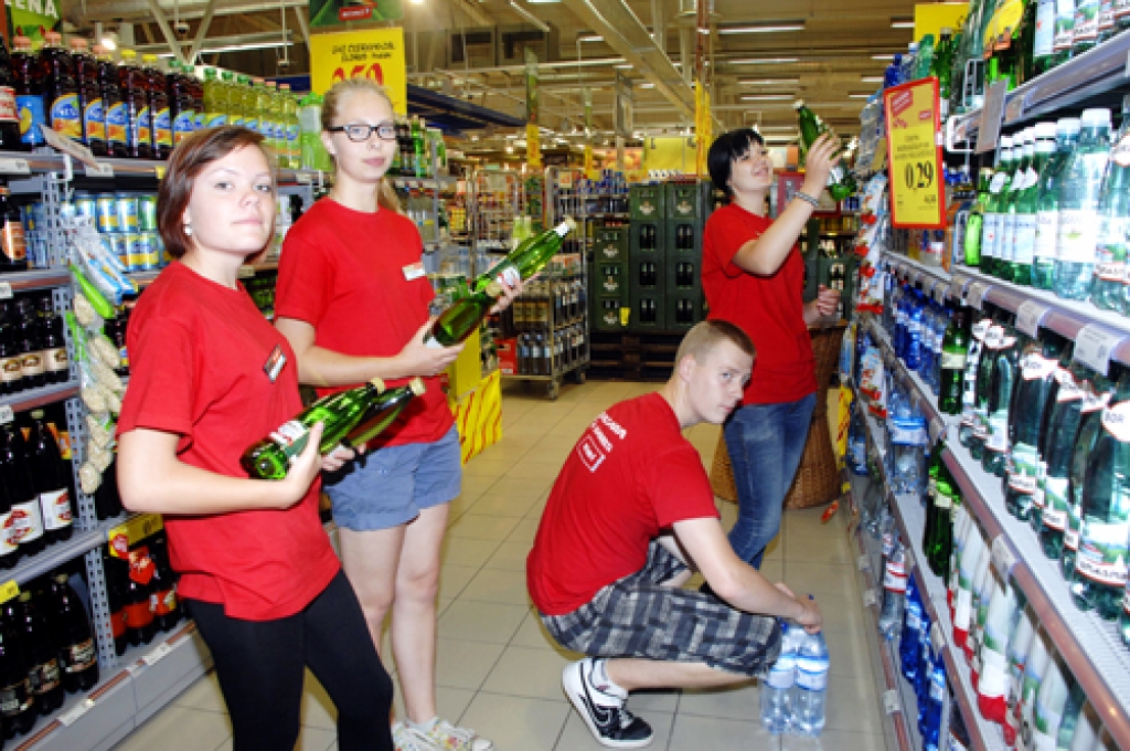 Bauskas novada skolēni Egija Ignatova (no kreisās), Nikola Kalniņa, Lauris Ziemelis un Late Stafecka šovasar vienu mēnesi strādā lielveikalā «Rimi».