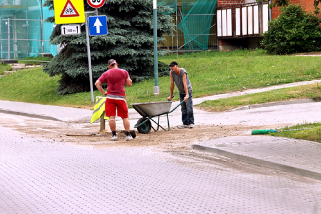 Bauskas novada domes norīkotie darbinieki smiltis atkal bēra kalnā. 