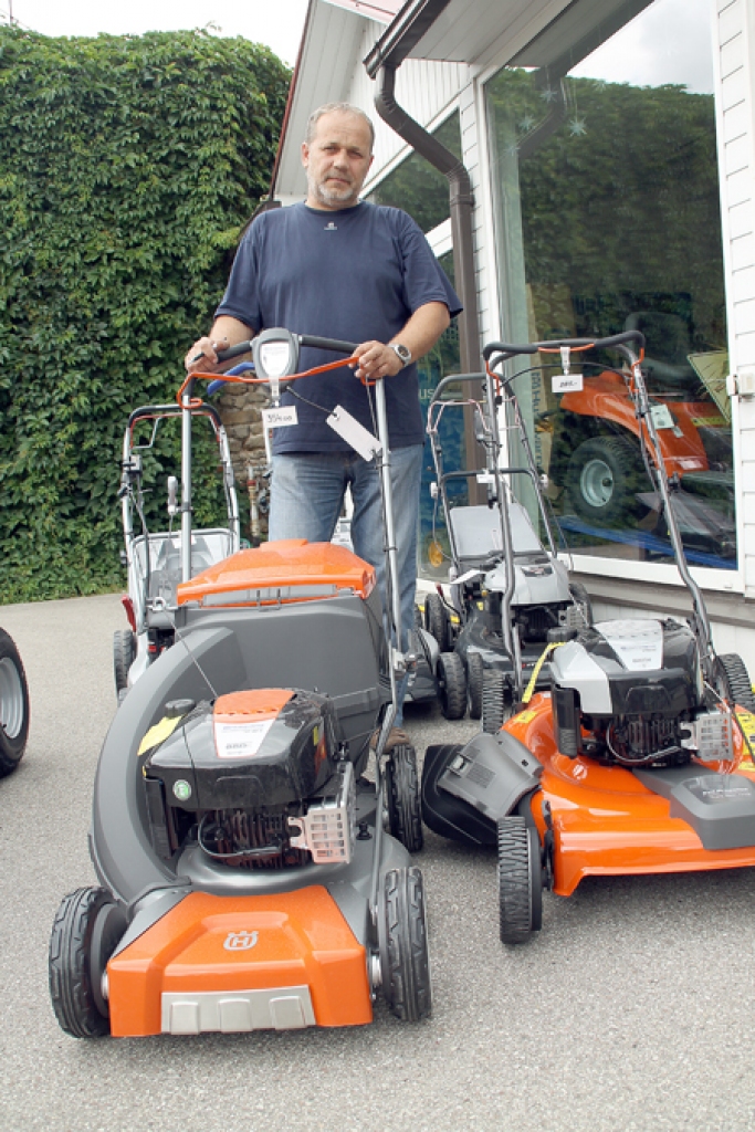 Einārs Veļķers ar šādu pļaujmašīnu jau piecus gadus kopj savu mauriņu.