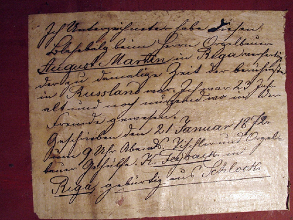 Uzraksts, ko galvenās plēšas iekšpusē atrada Viesturs Ilsums: «Es, apakšā parakstījies, esmu šīs plēšas pie Augusta Mārtina kunga Rīgā izgatavojis, kurš tajā laikā bija slavenākais Krievijā. Es biju 23 gadus vecs un vēl nekur nebiju svešumā bijis. Rakstīts 21. janvārī 1872. g. 9-ņos vakarā. Galdnieks un ērģeļbūvētāja palīgs K. Feizaks Rīgā, dzimis Slokā.» Tulkojums no vācu valodas.