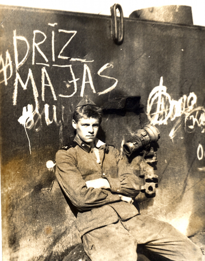 Jubilārs 19 gadu vecumā pirms atgriešanās no karadienesta Novaja Zemļa. 