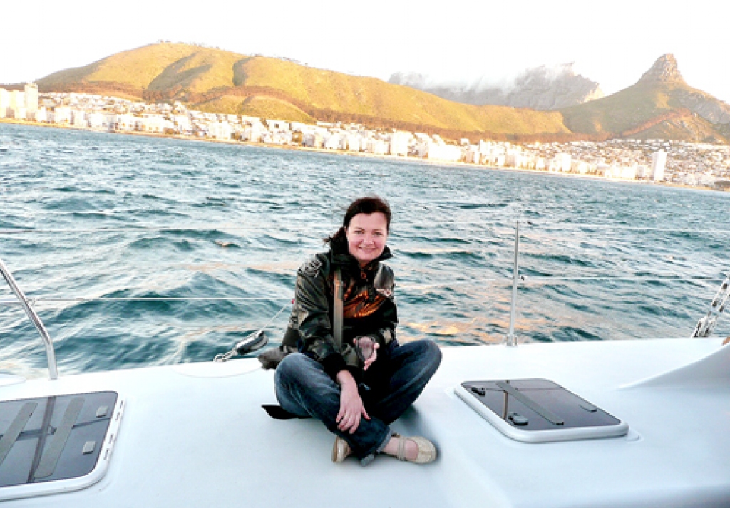 Līga ar skatu uz Keiptaunu un Galda kalnu, kam uzsēdies mākonis.