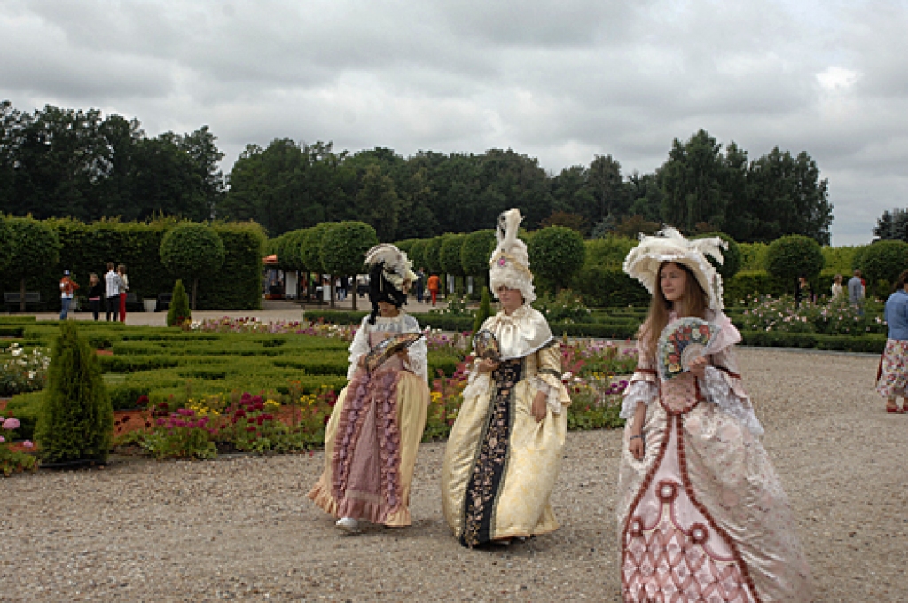 Rundāles pils Dārza svētki katru gadu tiek veltīti kādai noteiktai tēmai. Sestdien, 29. jūnijā, to galvenais akcents bija vēsturiskās oranžērijas. 

Tika rīkots seminārs, kura gaitā ieskatu oranžēriju vēsturē sniedza Rundāles pils ansambļa...
Autors: Ivars Bogdanovs