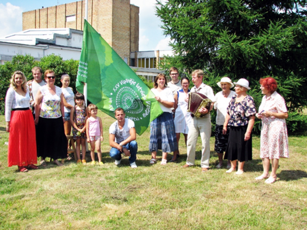 Brunavas pagastā pie Grenctāles kultūras nama uz svinīgo Dziesmu svētku karoga pacelšanu bija ieradušies jauktā kora «Grenctāle» pieci dalībnieki, kā arī daži interesenti.