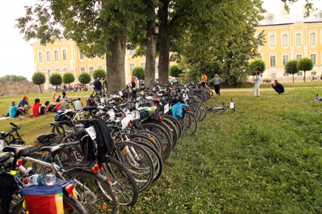 Rundāles pils bija vienīgā vieta, kur bija daudz velosipēdu novietņu. 