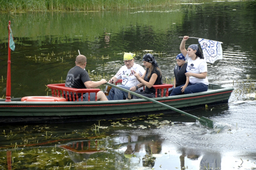 Siliņu ģimene dodas pirātiskos sirojumos uz Rundāles pils dīķa saliņu. 