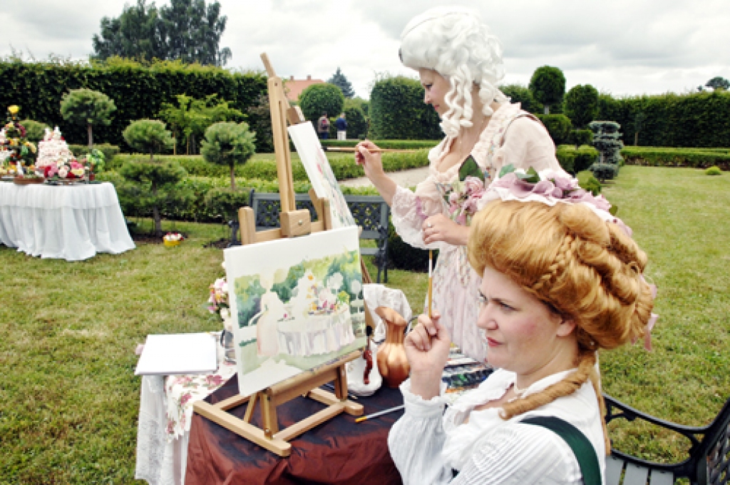 18. gadsimta dāmu izklaides – gleznošana. Tēlos iejutušās baušķeniece Kristīne Selane un rundāliete Laura Ikerte (priekšplānā).