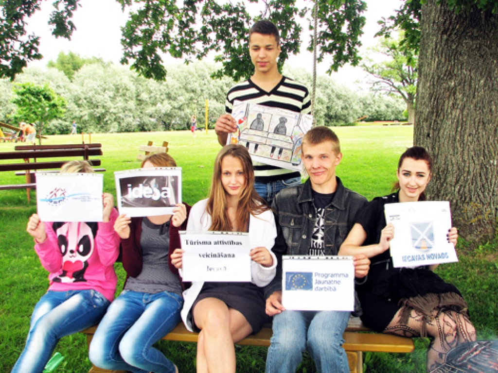 «IDejas» jaunieši «Labirintos» tiekas un spriež par tūrisma attīstību Iecavā. 
