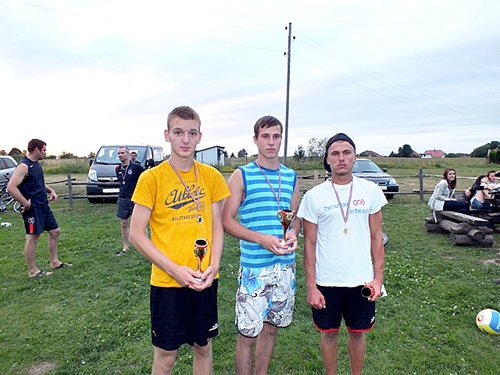 Uzvarētāji. Jorens Janišonis, Rolands Plēsnieks un Dāvis Ivanovs uzvarēja Iecavas novada pludmales volejbola sacensībās.