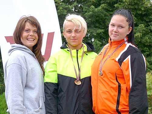 Aleksandra Luīze Geslere (vidū) un Elīna Ratkus (no labās) uz Latvijas čempionāta A grupas diska mešanas sacensību goda pjedestāla. 
Autors: Foto no lat-athletics.lv.