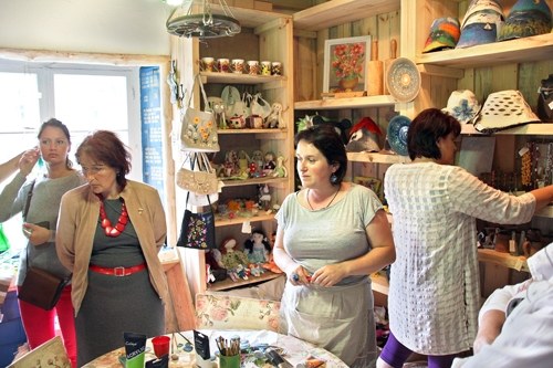 Rundālieši apmeklēja biedrības «Beverīnas amatnieki» izveidoto veikaliņu Valmierā. Tur iespējams nopirkt pašdarinātas rotaslietas, cepurītes, apģērbu un citus suvenīrus, kurus radījuši Beverīnas iedzīvotāji. Priekšplānā no kreisās – Viesturu kultūras centra vadītāja Guna Lisovska, pie plauktiem – bērnudārza «Mārpuķīte» vadītāja Judīte Zeltiņa.
Autors: Foto – Zinaida Sparāne