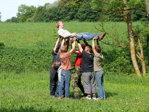Jaunieši īpašajā pārgājienā pildīja dažādus uzdevumus, mācoties sadarboties komandā.
Autors: Foto no «Rundāles Novada Ziņām».