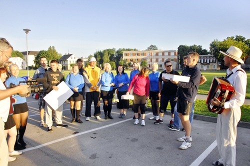 Bauskas pašvaldība pirms došanās uz svētkiem visiem kolektīviem pasniedza mazas piemiņas veltes, dāvāja kliņģerus. Saldais našķis spēcinās arī deju kopu «Mēmele».
Autors: Foto – IVARS BOGDANOVS