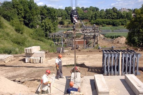 Mūsas pagaidu tilta būvi paredzēts pabeigt jūlija nogalē, satiksmi pa to varētu atklāt pēc 5. augusta. 
Autors: Foto – IVARS BOGDANOVS