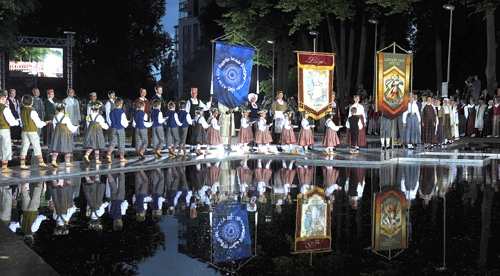 Dziesmusvētku parkā Viesturdārzā atklāšanas pasākumā tradicionāli tika godināti svētku virsdiriģenti un virsvadītāji.
Autors: Foto no dziesmusvetki.lv arhīva.