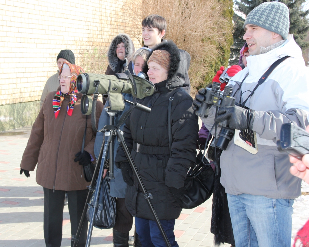 Dabas vērotāju grupas praktiskā nodarbība putnu vērošanā Pilsrundālē 19. martā. Priekšplānā ar binokli rokā – dabas aizsardzības speciālists Mārcis Tīrums (putnu eksperts), pie lielā tālskaša – Velta Kočajeva, Svitenes senioru biedrības «Sudrabupe« vadītāja.
Autors: No albuma.