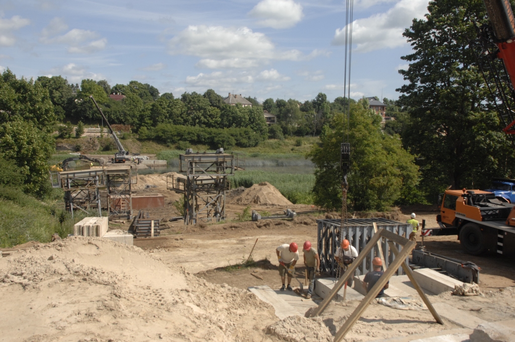 Mūsas pagaidu tilta būvi paredzēts pabeigt jūlija nogalē, satiksmi pa to varētu atklāt pēc 5. augusta. 
Autors: Ivars Bogdanovs