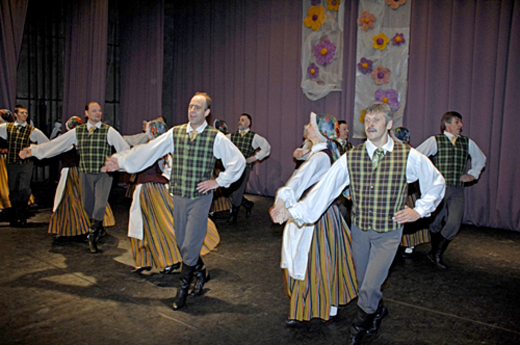 Vidējās paaudzes deju kopa «Iecava» skatē Bauskā šī gada aprīlī. 
Autors: Ivars Bogdanovs