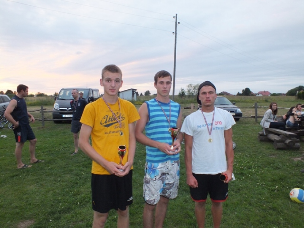 Jorens Janišonis, Rolands Plēsnieks un Dāvis Ivanovs uzvarēja Iecavas novada pludmales volejbola sacensībās. 
Autors: iecava.lv