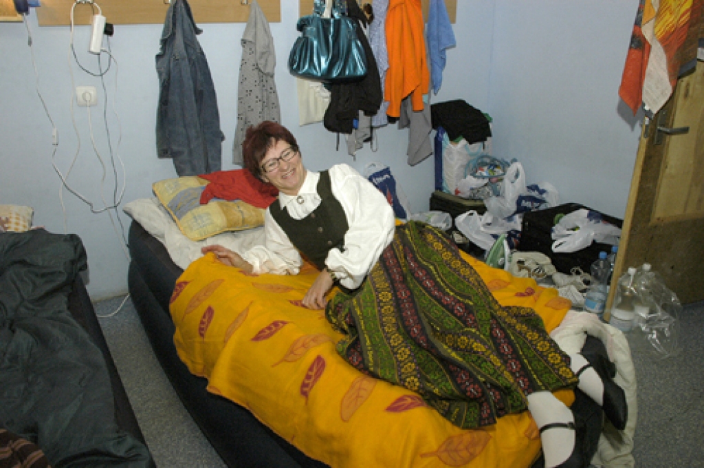 Tāpat kā pirms pieciem gadiem, arī šovasar sev ērtas naktsmājas Rīgas 88. vidusskolā Pļavniekos cer rast Bauskas, Rundāles un Vecumnieku novada amatierkopas. 2008. gadā par ērtībām nemaz nesūdzējās Valda Kaufmane no Vecumniekiem. 
Autors: Ivars Bogdanovs