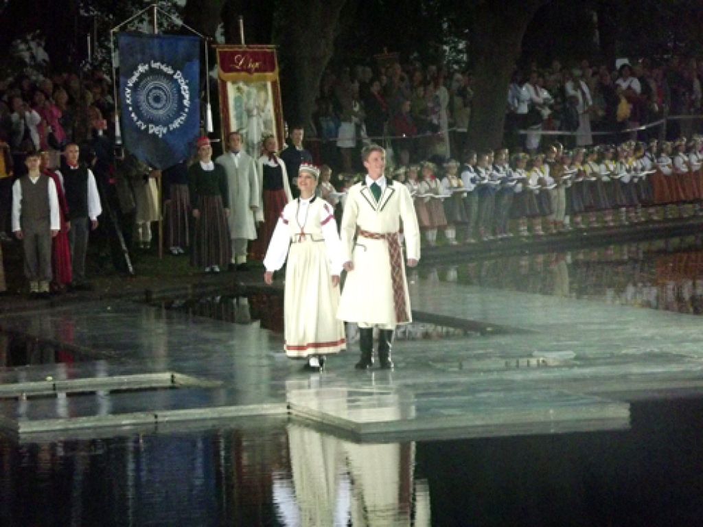 30. jūnijā plkst.21.30 Rīgā, Dziesmusvētku parkā Viesturdārzā, notika atklāšanas pasākums ar tradicionālo virsdiriģentu un virsvadītaju godināšanu. Pasākumā, kura režisors ir Uģis Brikmanis, muzikālais vadītājs Romāns Vanags, izskanēja...