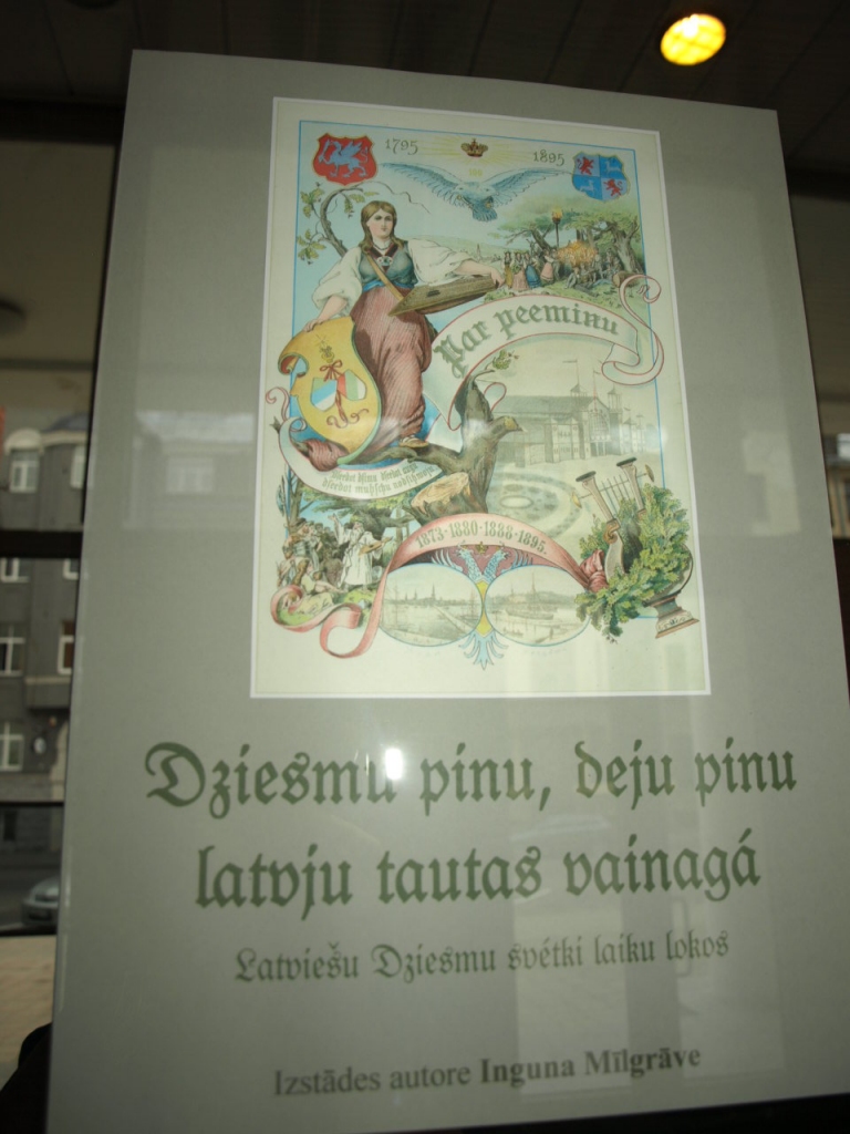 Pirms Dziesmu svētkiem Rīgā tika laikus atklātas divas izstādes, veltītas šim svarīgajam kultūras notikumam. Lielo lietišķās mākslas izstādi atklāja īsi pirms Līgo svētkiem 21. jūnijā Mākslas telpā, tur bija arī Bauskas ļaudis. 
Otru...